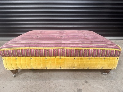 FOOTSTOOL / POUFFE