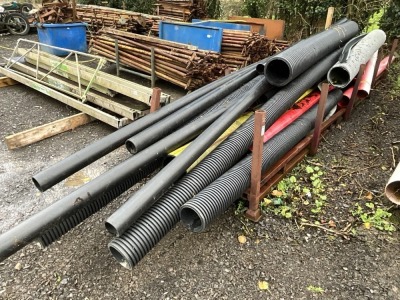 METAL STILLAGE TO INC. ASSORTED PIPES