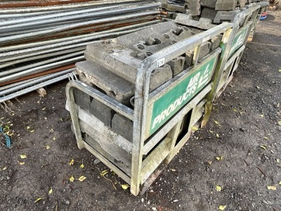 METAL STILLAGE TO INC. APPROX 30No. TEMPORARY FENCING FEET