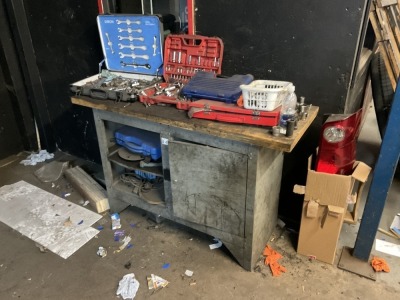APPROX 4ft x 2ft WORK BENCH & CONTENTS