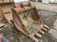 APPROX 4ft TOOTHED DIGGING BUCKET TO SUIT 30 TON MACHINE