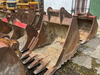 APPROX 3.6ft TOOTHED DIGGING BUCKET TO SUIT 30 TON MACHINE