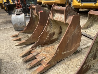 APPROX 2.6ft TOOTHED DIGGING BUCKET TO SUIT 30 TON MACHINE