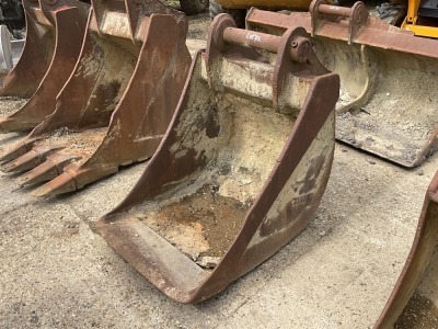 APPROX 2.6ft TOOTHLESS DIGGING BUCKET TO SUIT 30 TON MACHINE