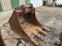 APPROX 3.6ft TOOTHED DIGGING BUCKET TO SUIT 30 TON MACHINE