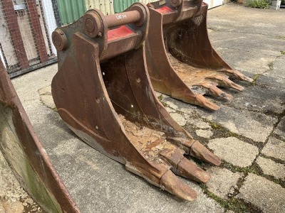 APPROX 2ft TOOTHED DIGGING BUCKET TO SUIT 30 TON MACHINE