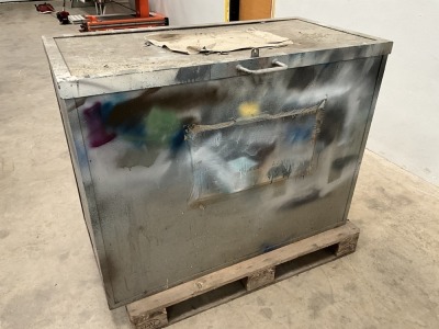 APPROX 4ft x 2ft METAL PAINT STORAGE CABINET