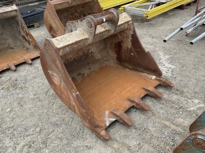 APPROX 4ft STRICKLAND TOOTHED DIGGING BUCKET C/W PINS TO SUIT 13 TON MACHINE