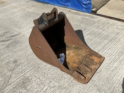 APPROX. 2ft TOOTHLESS DIGGING BUCKET TO SUIT 6-8 TON MACHINE