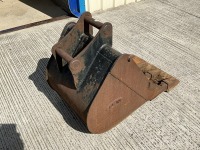 APPROX. 2ft TOOTHLESS DIGGING BUCKET TO SUIT 6-8 TON MACHINE - 6