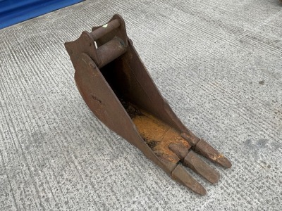 APPROX. 1ft TOOTHED DIGGING BUCKET TO SUIT 6-8 TON MACHINE