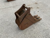 APPROX. 1ft TOOTHED DIGGING BUCKET TO SUIT 6-8 TON MACHINE - 6