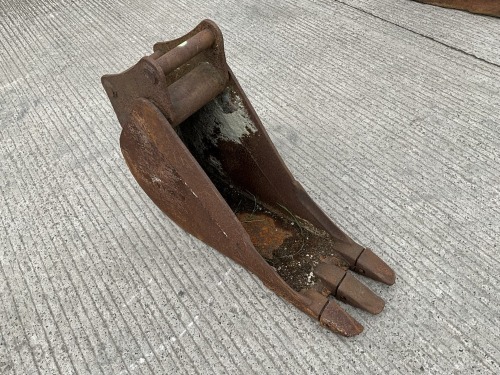 APPROX. 1ft TOOTHED DIGGING BUCKET TO SUIT 6-8 TON MACHINE