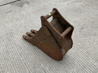 APPROX. 1ft TOOTHED DIGGING BUCKET TO SUIT 6-8 TON MACHINE - 4