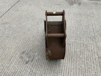 APPROX. 1ft TOOTHED DIGGING BUCKET TO SUIT 6-8 TON MACHINE - 5