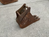 APPROX. 1ft TOOTHED DIGGING BUCKET TO SUIT 6-8 TON MACHINE - 6