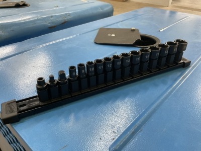 UNUSED 16 PIECE MILWAUKEE SOCKETS