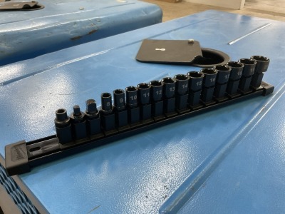 UNUSED 16 PIECE MILWAUKEE SOCKETS