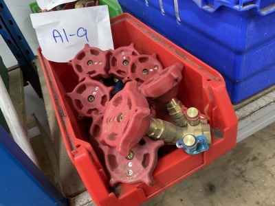 PLASTIC CRATE TO INC. APPROX. 8No. ASSORTED PIPE VALVES