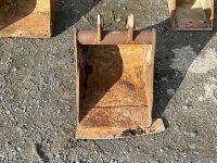 APPROX. 18" TOOTHLESS DIGGING BUCKET TO SUIT 2-3 TON MACHINE - 2