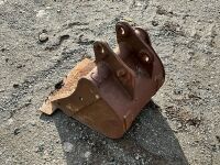 APPROX. 18" TOOTHLESS DIGGING BUCKET TO SUIT 2-3 TON MACHINE - 4