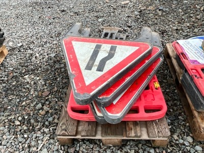 3No. PLASTIC ROAD SIGNS & PLASTIC BARRIER