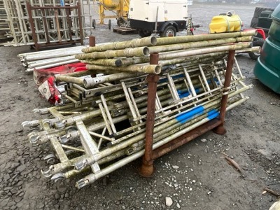 METAL STILLAGE TO INC. LARGE SELECTION OF ASSORTED ALUMINIUM SCAFFOLDING BARS