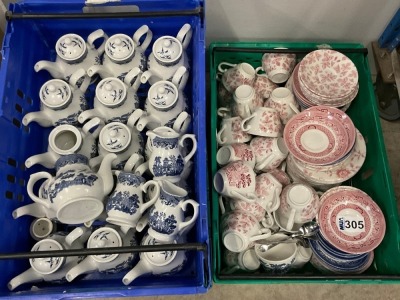 LARGE QUANTITY OF CHURCHILL BLUE WILLOW & CRANBERRY WILLOW CERAMIC TEACUPS, SAUCERS, SIDE PLATES, TEAPOTS & MILK JUGS