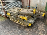 METAL STILLAGE TO INC. APPROX 40No. TEMPORARY FENCING PANELS & ASSORTED FEET - 2