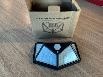 UNUSED OUTDOOR SOLAR WALL LIGHT