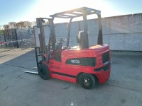 UNUSED IRF 20 BATTERY OPERATED FORKLIFT - 3