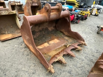 APPROX 5ft TOOTHED DIGGING BUCKET TO SUIT 20 TON MACHINE