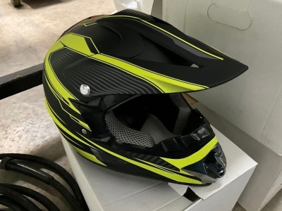 UNUSED CHILDS MOTORBIKE HELMET (YELLOW)