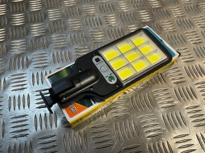 UNSUED LED OUTDOOR LIGHT C/W REMOTE