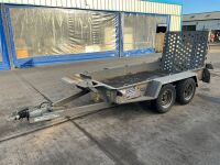 APPROX. 9.2ft x 4.4ft IFOR WILLIAMS 2700KGS TWIN AXLE BEAVERTAIL PLANT TRAILER  - 3