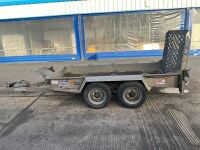 APPROX. 9.2ft x 4.4ft IFOR WILLIAMS 2700KGS TWIN AXLE BEAVERTAIL PLANT TRAILER  - 4