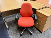 1600mm RIGHT HAND CORNER DESK, THREE DRAWER PEDESTAL & OPERATOR CHAIR - 3