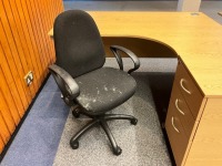 1600mm RIGHT HAND CORNER DESK, THREE DRAWER PEDESTAL & OPERATOR CHAIR - 4