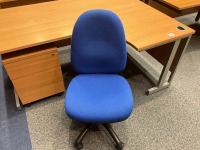 1600mm RIGHT HAND CORNER DESK, THREE DRAWER PEDESTAL & OPERATOR CHAIR - 3