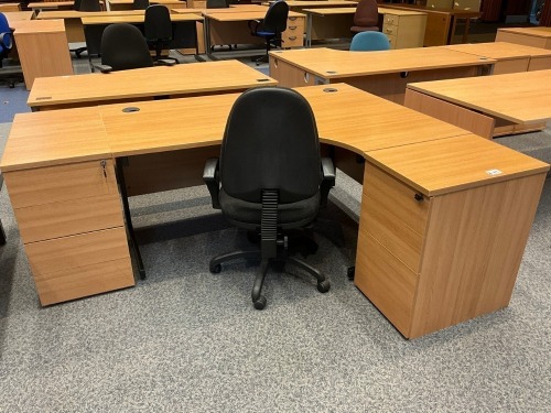 1600mm RIGHT HAND CORNER DESK, 2No. PEDESTALS & OPERATOR CHAIR