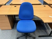 1600mm RIGHT HAND CORNER DESK, THREE DRAWER PEDESTAL & OPERATOR CHAIR - 2