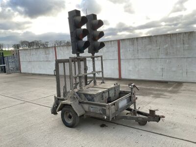 PIKE BATTERY OPERATED TRAFFIC LIGHTS & TRAILER