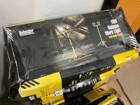 UNUSED DEFENDER 110V TWIN HEAD HALOGEN SITE LIGHT