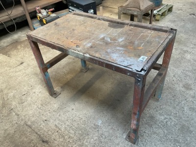 APPROX. 1040mm X 670mm METAL WORK BENCH