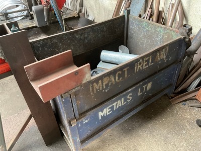 APPROX. 1100mm X 700mm METAL CRATE & CONTENTS