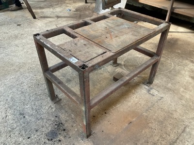 APPROX. 1040mm X 670mm METAL WORK BENCH