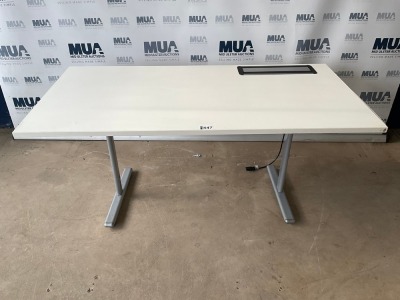 APPROX. 1600mm STRAIGHT DESK 