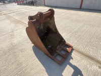 APPROX. 2.6ft TOOTHLESS DIGGING BUCKET TO SUIT 20 TON MACHINE 