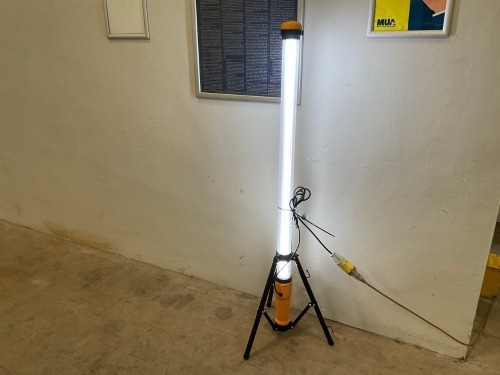UNUSED DEFENDER 110V 4FT ECO UPLIGHT
