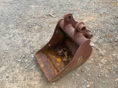 APPROX. 15" TOOTHLESS DIGGING BUCKET TO SUIT MINI DIGGER
